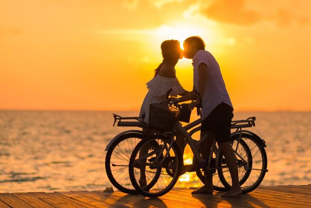 黃昏時(shí)拍攝的結(jié)婚婚紗照