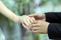 訂婚戒指男女都要戴嗎
