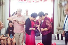 高端婚宴的媽媽禮服應(yīng)該是怎么樣的？