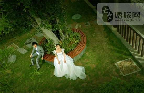 在夏天的結婚上，新郎要怎么穿