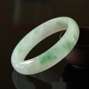 結(jié)婚時(shí)新娘挑選翡翠手鐲時(shí)要注意的重點(diǎn)