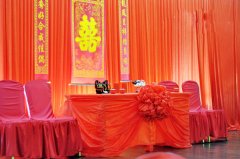 新人籌備紅色調(diào)婚禮的現(xiàn)場(chǎng)布置技巧