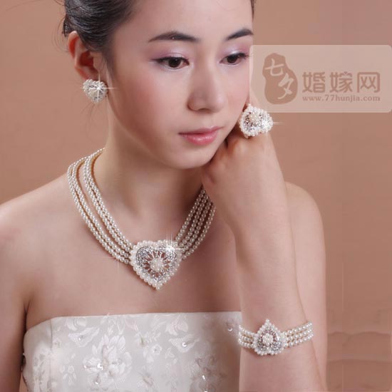 珍珠飾品與婚紗禮服的搭配方法