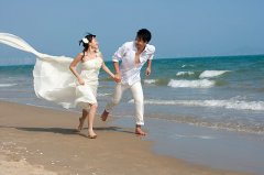 不同婚禮場(chǎng)合中新娘婚紗挑選搭配的技巧