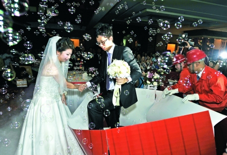 新人婚禮上工作人員與賓客應(yīng)注意的禮儀規(guī)范