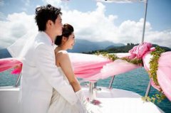 藍天碧海下 游艇上的浪漫婚禮