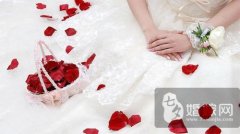 婚禮上新娘子如何撒鮮花
