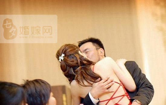 婚禮上新娘考驗新郎的小把戲
