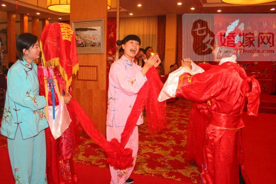 回味一下中式傳統婚禮中的迎親活動