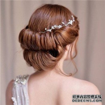 新娘麻花辮的編發(fā)教程 簡(jiǎn)單的盤發(fā)步驟