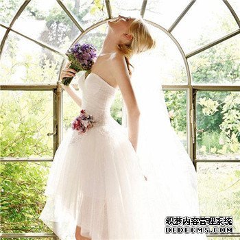 結(jié)婚當(dāng)天新娘頭紗怎么固定 新娘頭紗戴法