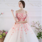 將要步入婚姻禮堂的菇?jīng)鰝儯瑩磹鄣幕榧啘?zhǔn)備好