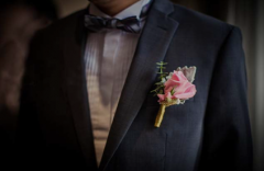 如何佩戴結婚胸花 胸花跟禮服該怎么選