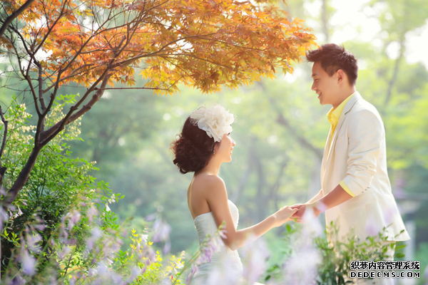 結婚紅包賀詞，顧名思義，就是隨禮金附贈的賀詞。可以寫在紅包的背面，也可以附加一張紙條。結婚紅包賀詞應該怎么寫呢？跟著婚聚網小編，一起看看結婚紅包賀詞范文吧！.png