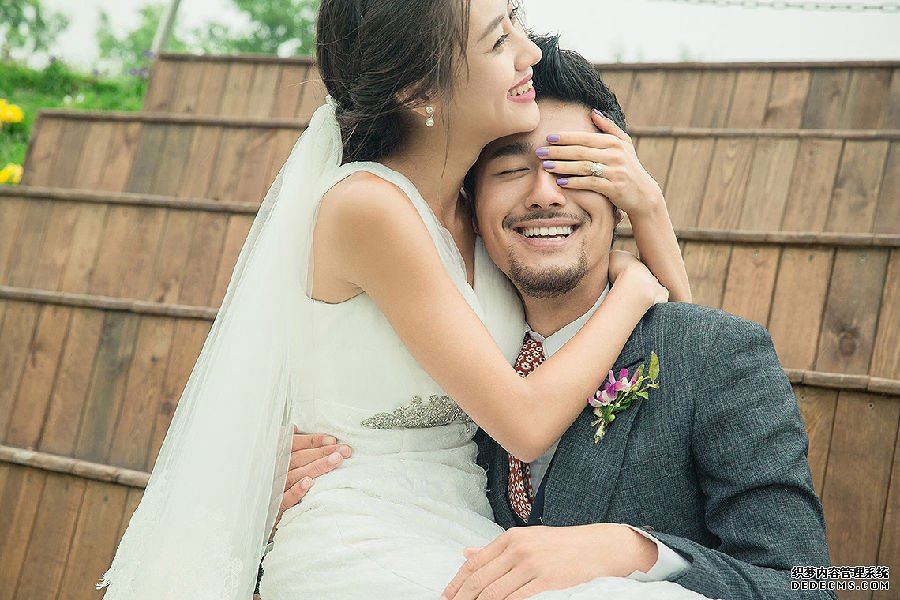 結婚戒指的戴法 結婚戒指應該怎么戴呢？.png