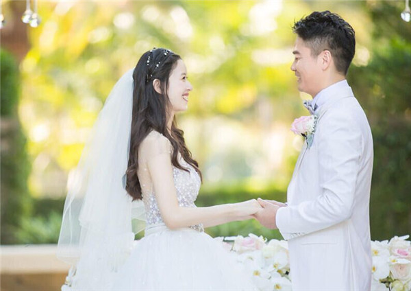劉強東奶茶婚紗照4.png