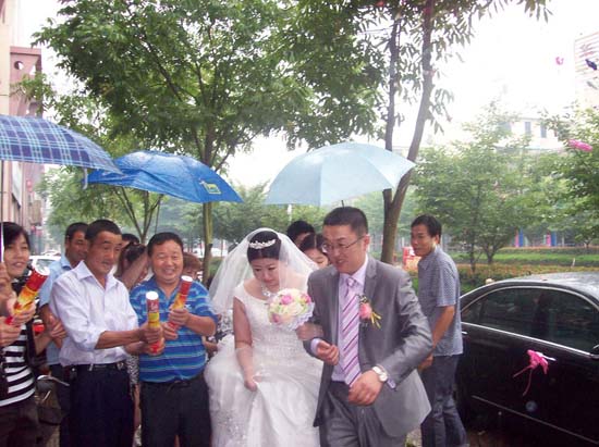 結婚那天下雨 ：打傘