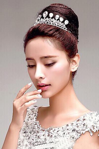 現(xiàn)在流行的新娘發(fā)型1.jpg
