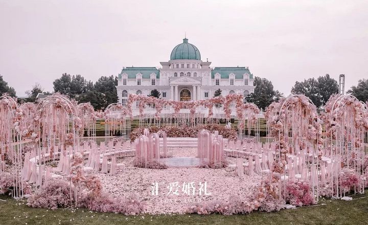 雙魚之戀，把布達佩斯大飯店搬進粉色的海洋里