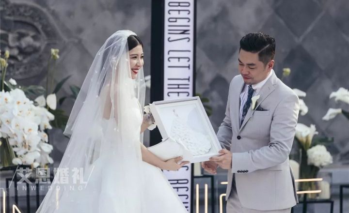 真實婚禮: 黃圣依到場祝福，趙奕歡當(dāng)伴娘，這場
